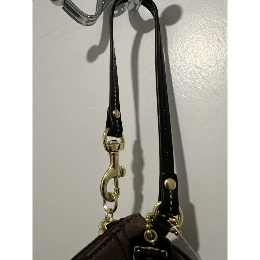 Coach corner zip